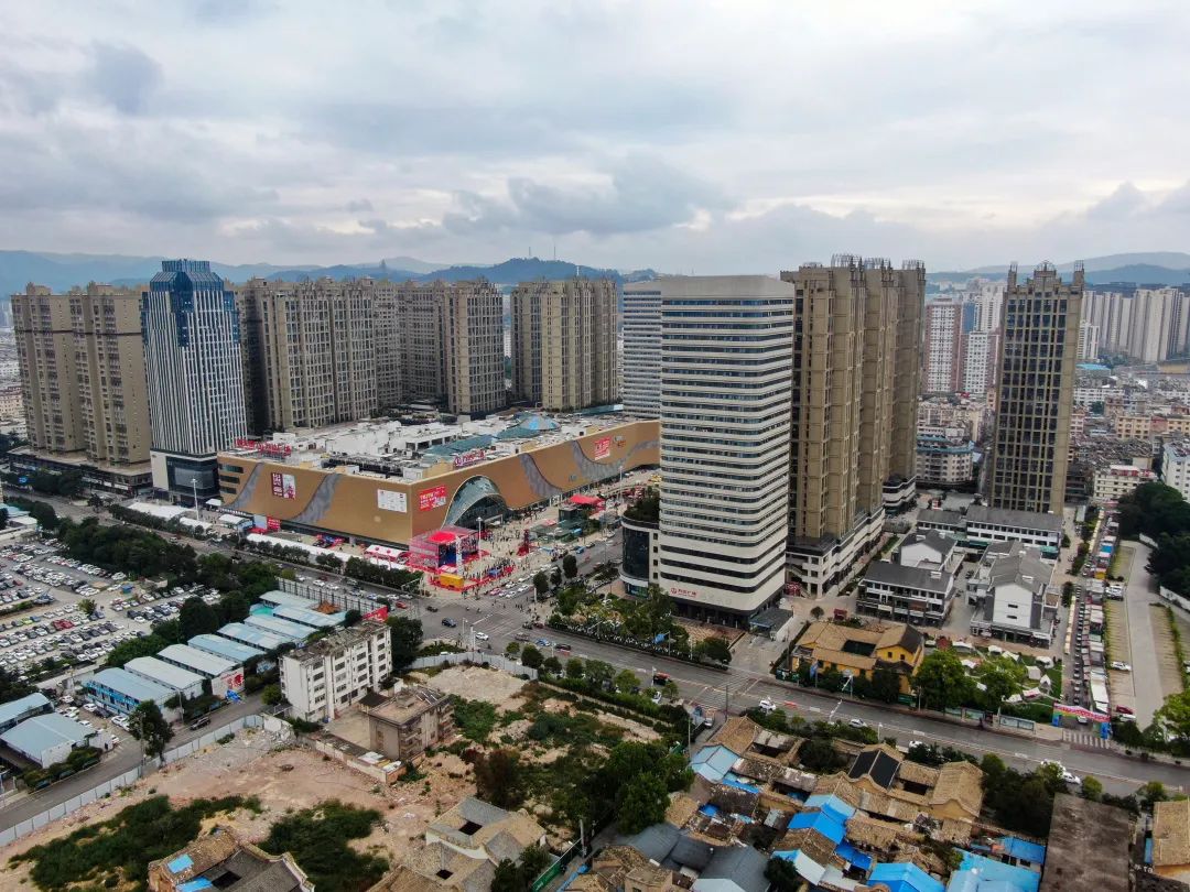西南高原，巨龍助力城市新地標(biāo)